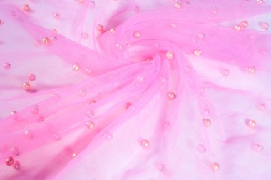 Boncuklarla işlenmiş şeffaf pembe kumaş. Bu dantelli boncuk desenli dantelli kırmızı halı al! İnce şebeke boyunca parlak boncuklar, pullar ve yapay elmaslar örülmüş.