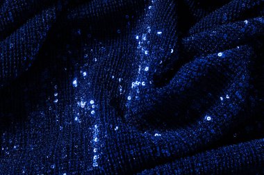  ile mavi kumaş. Göz alıcı bir ilişki için bu mavi maske spor. Dairesel çocuk sparkles yoğun bir düzenleme tüm kaplama için düz örgü gücü kapsamında kalır