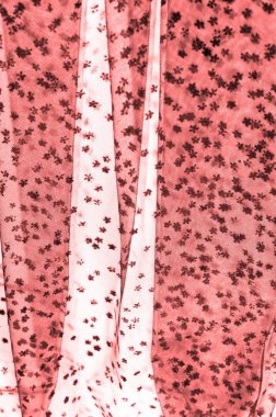 pembe dantel beyaz arka plan üzerinde. Savurganlık ve zerafet bu lavanta ve pembe 3d çiçek nakış ve boncuk birleştirilir. Çiçek gelen kupürleri üç boyutlu bir dokunuş sağlar