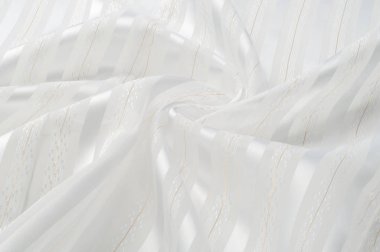 Arka plan doku, desen. Bir ışık şerit ile beyaz ipek kumaş. Portre sakinleştirmek beyaz ipek kumaş. Pürüzsüz zarif altın ipek düğün arka plan olarak kullanabilirsiniz. Retro tarzı