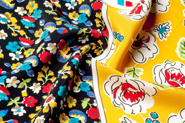Doku arka plan deseni. İpek kumaş, çiçek desenli sarı bir arka plan üzerinde. Siyah bir arka plan üzerinde. Çiçek Tekstil veya kumaş. Kumaş dokusuna. Kumaş, tekstil, kumaş, dokuma malzeme,.