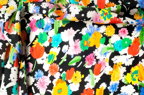 Doku arka plan deseni. İpek kumaş kırmızı siyah bir zemin üzerine yeşil çiçekler. Sulu boya desen olarak stilize çiçek deseni