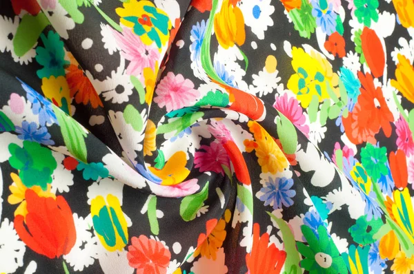 Doku arka plan deseni. İpek kumaş kırmızı siyah bir zemin üzerine yeşil çiçekler. Sulu boya desen olarak stilize çiçek deseni