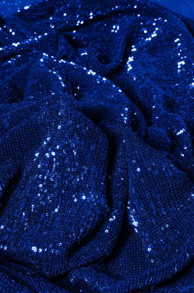  ile mavi kumaş. Göz alıcı bir ilişki için bu mavi maske spor. Dairesel çocuk sparkles yoğun bir düzenleme tüm kaplama için düz örgü gücü kapsamında kalır