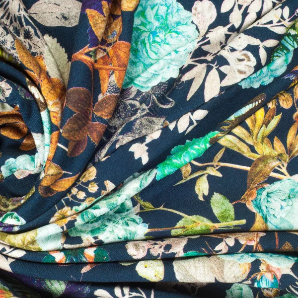 Örme kumaş. Çiçekler, meyveler ve kelebekler siyah bir arka plan. doku. Fotoğraf stüdyosu