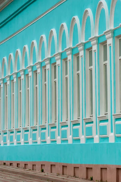  Eski şehir, hoş banliyöde. Mimari Detaylar ve windows - konsol, protome, mascaron, sermaye, pilasterleri, çelenk, yardım ve diğer çerçeveleme vintage sıva cephe bezemeleri.