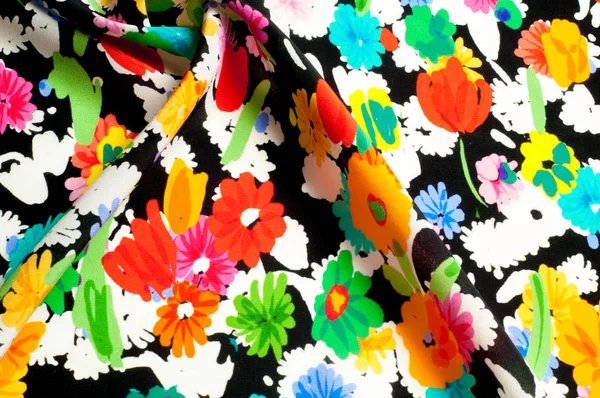 Doku arka plan deseni. İpek kumaş kırmızı siyah bir zemin üzerine yeşil çiçekler. Sulu boya desen olarak stilize çiçek deseni