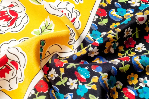 Doku arka plan deseni. İpek kumaş, çiçek desenli sarı bir arka plan üzerinde. Siyah bir arka plan üzerinde. Çiçek Tekstil veya kumaş. Kumaş dokusuna. Kumaş, tekstil, kumaş, dokuma malzeme,.