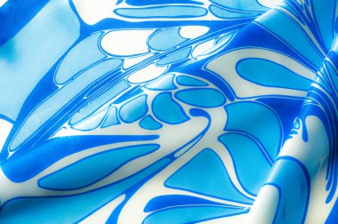 Doku, arka plan, desen. Bir kadının ipek mendil. Soyut, mavi desen beyaz zemin üzerine şal