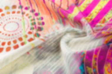 İpeksi arka plan bulanıklık. Doku arka plan görüntüsü, soyut desenli ipek kumaş. Renkli ipek kumaş yakın çekim. Fotoğraf ipek kumaş. Tekstil tasarımı. Kumaş boyama, boyama batik ipek