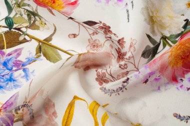 Doku, arka plan, desen. İpek kumaş. Doku pembe ve sarı çiçekler suluboya tekniği ile. Gül, papatya ve Mimoza ile duvar kağıtları. Tebrik kartı. İpek eşarp, şal. Tatil.