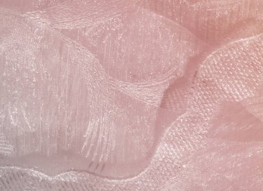 Doku, arka plan, desen. Pastel pembe tonları tül. Arka plan pembe kumaş. Yumuşak doku kumaş, pembe pastel tonu. Eski püskü şık tarzı. Arka plan olarak buruşuk tül.