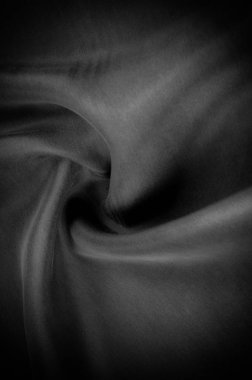 Yumuşak odak kumaş ipek siyah. Bu siyah yıkanmış ipek evinize götürün! Yıkanmış siyah renk yumuşak ve ipeksi bir koludur. İnce ve hafif, yumuşak siluetleri oluştururken göze çarpan bir sıvı örtüsü vardır.