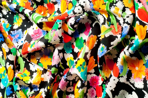 Doku arka plan deseni. İpek kumaş kırmızı siyah bir zemin üzerine yeşil çiçekler. Sulu boya desen olarak stilize çiçek deseni