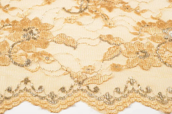 kumaş dantel. iyi bir açık kumaş, pamuk veya ipek, genellikle birini döngü, büküm veya desenleri iplik örgü tarafından yapılan ve özellikle hazır giyim süsleme için kullanılan