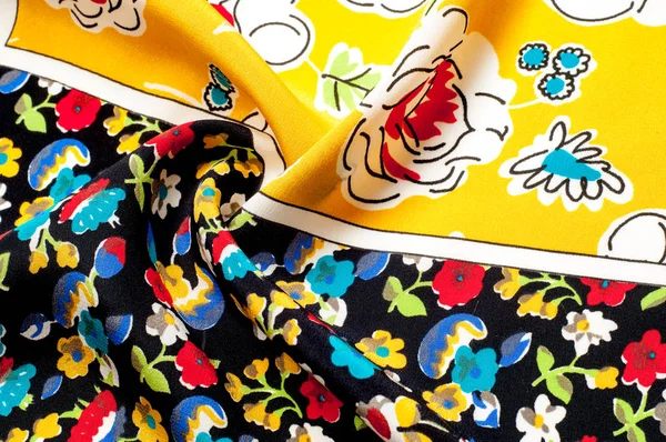 Doku arka plan deseni. İpek kumaş, çiçek desenli sarı bir arka plan üzerinde. Siyah bir arka plan üzerinde. Çiçek Tekstil veya kumaş. Kumaş dokusuna. Kumaş, tekstil, kumaş, dokuma malzeme,.