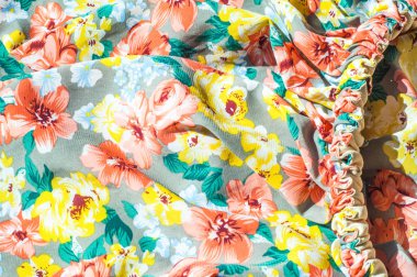 Doku, arka plan, desen. Kızın etek. Çiçek desenli ipek kumaş. Kırmızı sarı çiçekler