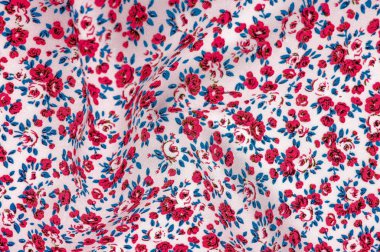 Arka plan doku, küçük kırmızı çiçekli ince pamuklu kumaş. Orta ağırlıkta, kapitone bez veya kumaş pamuk kumaş küçük yaz çiçek, pembe, mor, sarı, yeşil yapraklar, beyaz arka plan üzerinde
