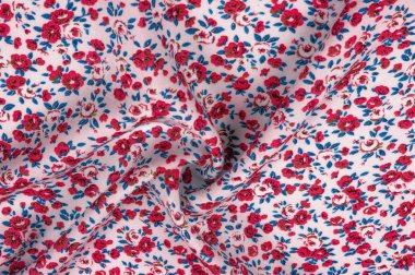 Arka plan doku, küçük kırmızı çiçekli ince pamuklu kumaş. Orta ağırlıkta, kapitone bez veya kumaş pamuk kumaş küçük yaz çiçek, pembe, mor, sarı, yeşil yapraklar, beyaz arka plan üzerinde