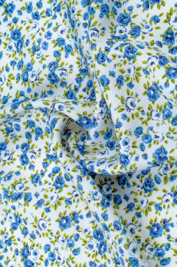 Arka plan doku, desen. küçük mavi çiçekler ile ince pamuklu kumaş. Kumaş zeytin yeşil çiçek sapları ve küçük mavi - aqua çiçek karışımı olan beyaz bir arka plana sahiptir. 