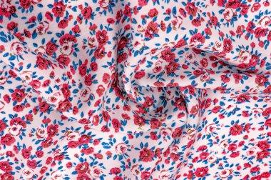 Arka plan doku, küçük kırmızı çiçekli ince pamuklu kumaş. Orta ağırlıkta, kapitone bez veya kumaş pamuk kumaş küçük yaz çiçek, pembe, mor, sarı, yeşil yapraklar, beyaz arka plan üzerinde