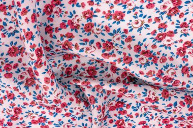 Arka plan doku, küçük kırmızı çiçekli ince pamuklu kumaş. Orta ağırlıkta, kapitone bez veya kumaş pamuk kumaş küçük yaz çiçek, pembe, mor, sarı, yeşil yapraklar, beyaz arka plan üzerinde