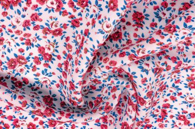 Arka plan doku, küçük kırmızı çiçekli ince pamuklu kumaş. Orta ağırlıkta, kapitone bez veya kumaş pamuk kumaş küçük yaz çiçek, pembe, mor, sarı, yeşil yapraklar, beyaz arka plan üzerinde