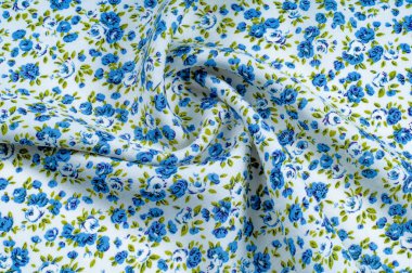 Arka plan doku, desen. küçük mavi çiçekler ile ince pamuklu kumaş. Kumaş zeytin yeşil çiçek sapları ve küçük mavi - aqua çiçek karışımı olan beyaz bir arka plana sahiptir. 