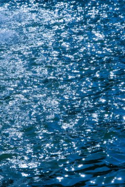 Doku, arka plan, desen. Su havuzlarında çeşmeden sprey. Dikey yüksek Şofben ateş sprey serpin özelliği dekorasyon spouting su havuzu çeşme 