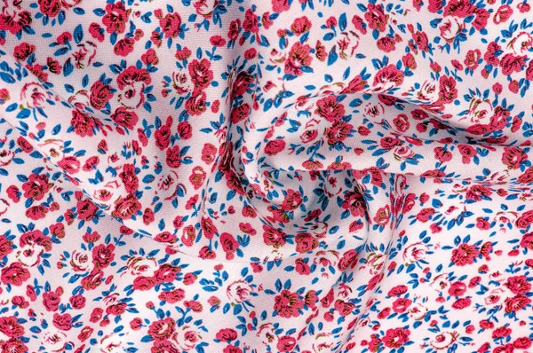 Arka plan doku, küçük kırmızı çiçekli ince pamuklu kumaş. Orta ağırlıkta, kapitone bez veya kumaş pamuk kumaş küçük yaz çiçek, pembe, mor, sarı, yeşil yapraklar, beyaz arka plan üzerinde