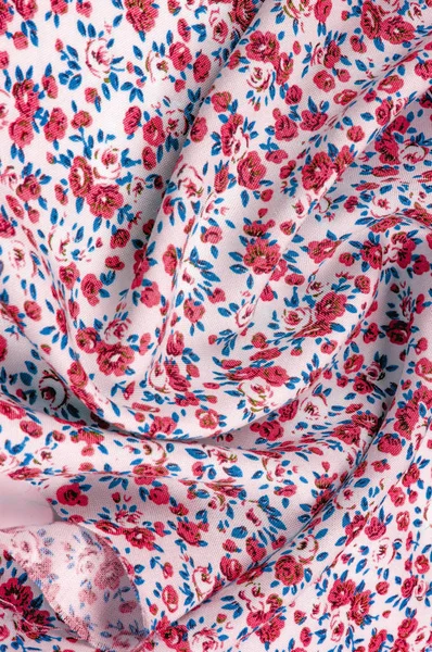 Arka plan doku, küçük kırmızı çiçekli ince pamuklu kumaş. Orta ağırlıkta, kapitone bez veya kumaş pamuk kumaş küçük yaz çiçek, pembe, mor, sarı, yeşil yapraklar, beyaz arka plan üzerinde