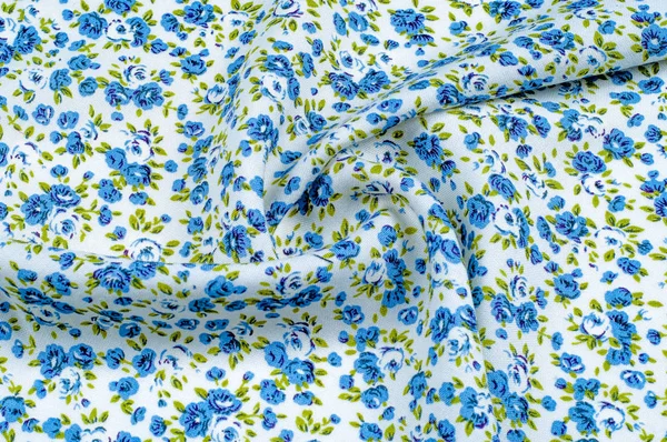 Arka plan doku, desen. küçük mavi çiçekler ile ince pamuklu kumaş. Kumaş zeytin yeşil çiçek sapları ve küçük mavi - aqua çiçek karışımı olan beyaz bir arka plana sahiptir. 