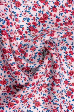 Arka plan doku, küçük kırmızı çiçekli ince pamuklu kumaş. Orta ağırlıkta, kapitone bez veya kumaş pamuk kumaş küçük yaz çiçek, pembe, mor, sarı, yeşil yapraklar, beyaz arka plan üzerinde