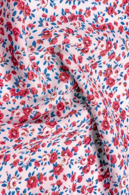 Arka plan doku, küçük kırmızı çiçekli ince pamuklu kumaş. Orta ağırlıkta, kapitone bez veya kumaş pamuk kumaş küçük yaz çiçek, pembe, mor, sarı, yeşil yapraklar, beyaz arka plan üzerinde