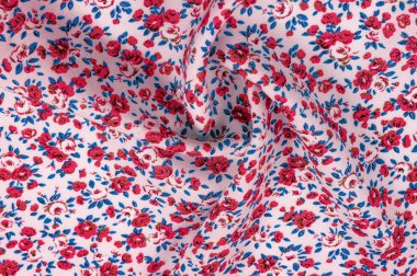 Arka plan doku, küçük kırmızı çiçekli ince pamuklu kumaş. Orta ağırlıkta, kapitone bez veya kumaş pamuk kumaş küçük yaz çiçek, pembe, mor, sarı, yeşil yapraklar, beyaz arka plan üzerinde