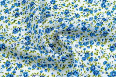 Arka plan doku, desen. küçük mavi çiçekler ile ince pamuklu kumaş. Kumaş zeytin yeşil çiçek sapları ve küçük mavi - aqua çiçek karışımı olan beyaz bir arka plana sahiptir. 