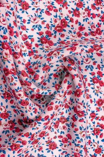 Arka plan doku, küçük kırmızı çiçekli ince pamuklu kumaş. Orta ağırlıkta, kapitone bez veya kumaş pamuk kumaş küçük yaz çiçek, pembe, mor, sarı, yeşil yapraklar, beyaz arka plan üzerinde