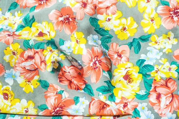 Doku, arka plan, desen. Kızın etek. Çiçek desenli ipek kumaş. Kırmızı sarı çiçekler