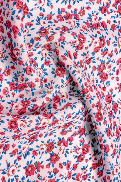 Arka plan doku, küçük kırmızı çiçekli ince pamuklu kumaş. Orta ağırlıkta, kapitone bez veya kumaş pamuk kumaş küçük yaz çiçek, pembe, mor, sarı, yeşil yapraklar, beyaz arka plan üzerinde