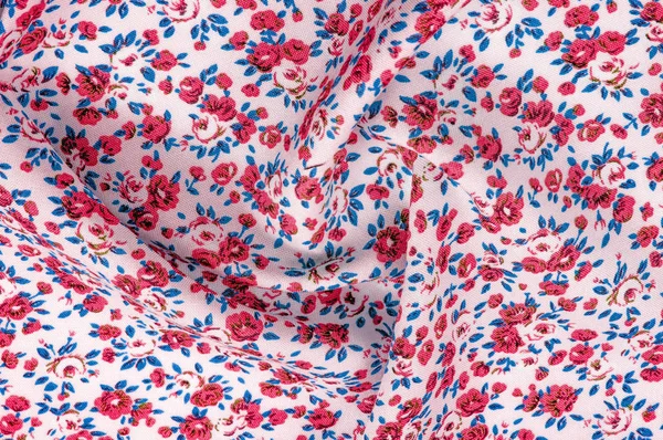 Arka plan doku, küçük kırmızı çiçekli ince pamuklu kumaş. Orta ağırlıkta, kapitone bez veya kumaş pamuk kumaş küçük yaz çiçek, pembe, mor, sarı, yeşil yapraklar, beyaz arka plan üzerinde