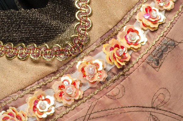 doku dantel. iyi bir açık kumaş, pamuk veya ipek, genellikle birini döngü, büküm veya desenleri iplik örgü tarafından yapılan ve özellikle hazır giyim süsleme için kullanılan.