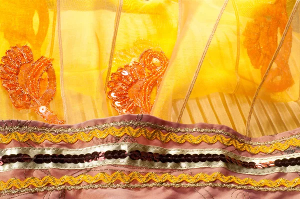 doku dantel. iyi bir açık kumaş, pamuk veya ipek, genellikle birini döngü, büküm veya desenleri iplik örgü tarafından yapılan ve özellikle hazır giyim süsleme için kullanılan.