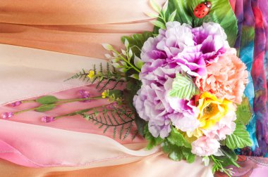 Pembe kumaş çiçek işlemeli. doku. Stüdyo fotoğrafı