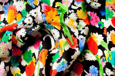 Doku arka plan deseni. İpek kumaş kırmızı siyah bir zemin üzerine yeşil çiçekler. Sulu boya desen olarak stilize çiçek deseni