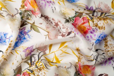 Doku, arka plan, desen. İpek kumaş. Doku pembe ve sarı çiçekler suluboya tekniği ile. Gül, papatya ve Mimoza ile duvar kağıtları. Tebrik kartı. İpek eşarp, şal. Tatil.