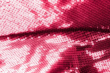 Arka plan doku, desen. İle kumaş kırmızı bordo. Bu Neon pembe birleşiyor payetler bak. Yuvarlak neon pembe birleşiyor payetler yanardöner bir sheen ile şeffaf mor bir kafes arasında örtüşüyor.