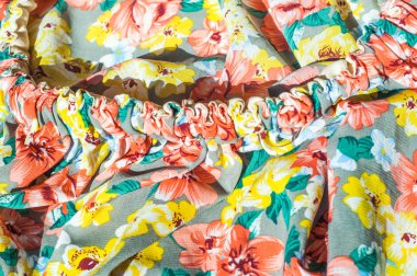 Doku, arka plan, desen. Kızın etek. Çiçek desenli ipek kumaş. Kırmızı sarı çiçekler