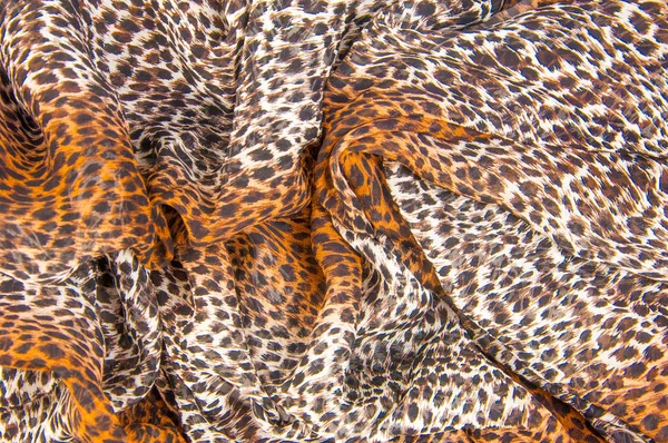 美丽的丝绸围巾以掠夺的样式 — 图库照片