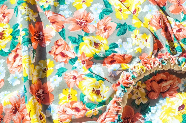 Doku, arka plan, desen. Kızın etek. Çiçek desenli ipek kumaş. Kırmızı sarı çiçekler