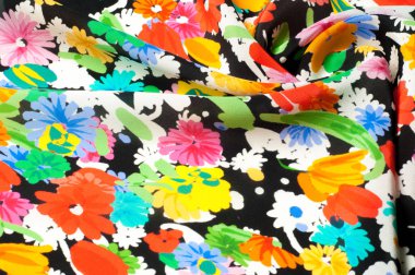 Doku arka plan deseni. İpek kumaş kırmızı siyah bir zemin üzerine yeşil çiçekler. Sulu boya desen olarak stilize çiçek deseni